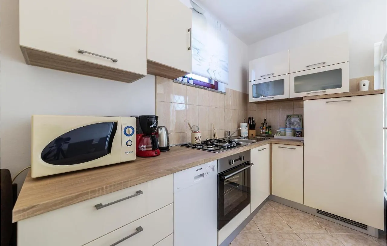 Cozy Apartment In Fazana With Wifi