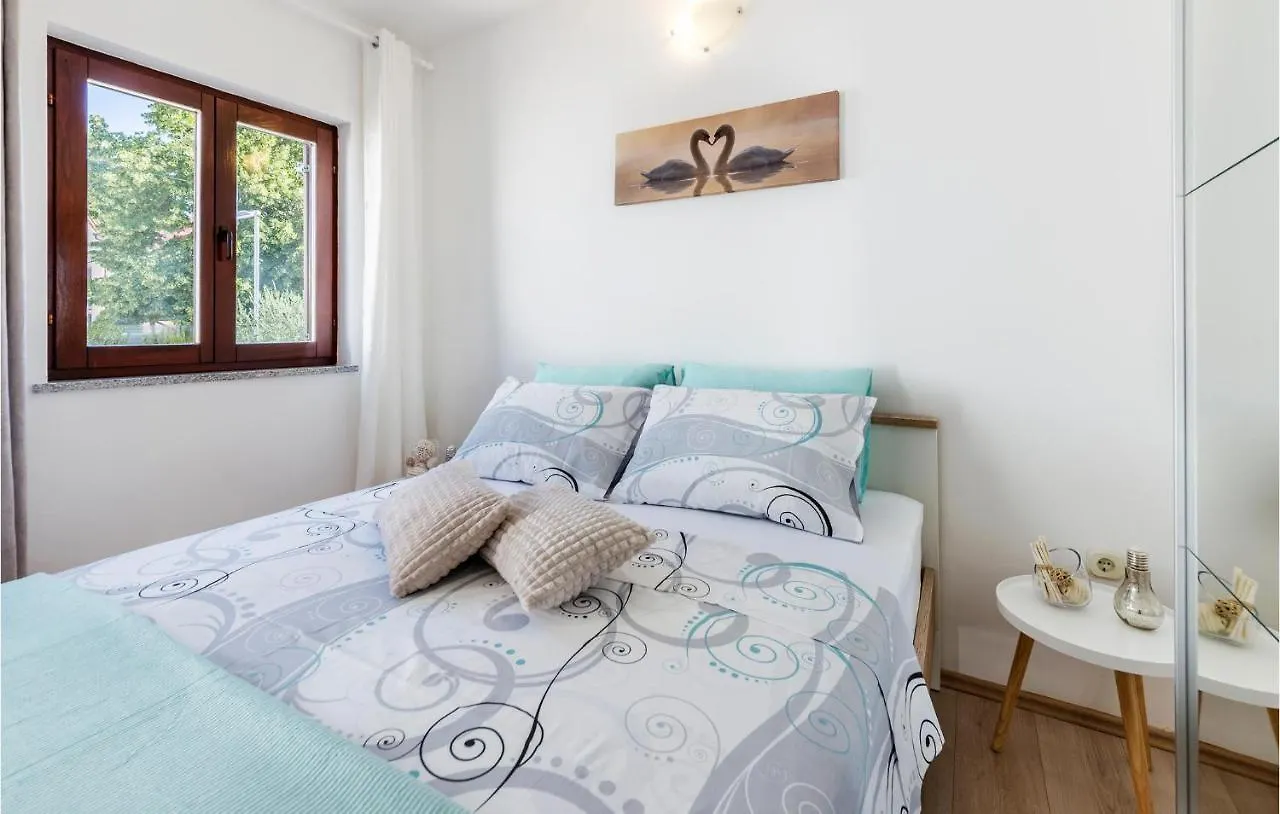 Cozy Apartment In Fazana With Wifi 0*,