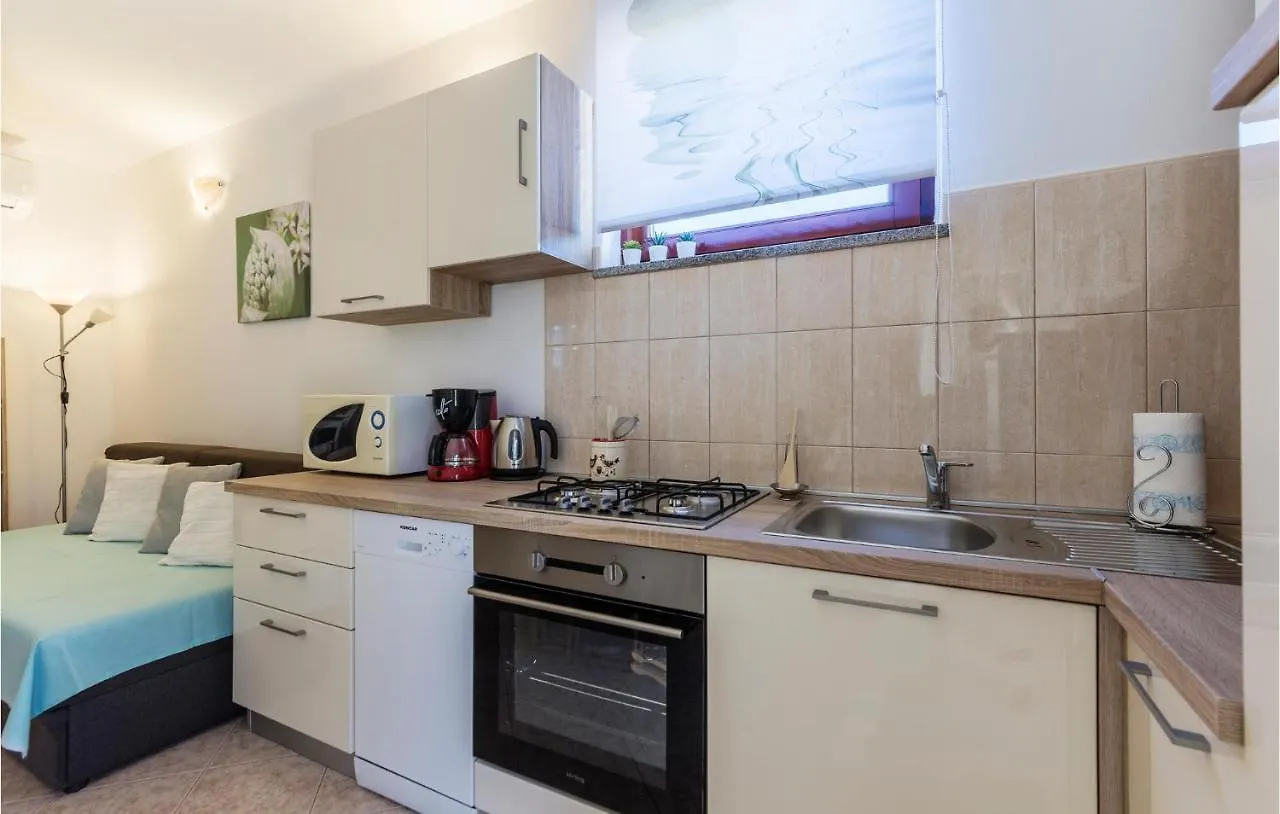 Cozy Apartment In Fazana With Wifi 0*,
